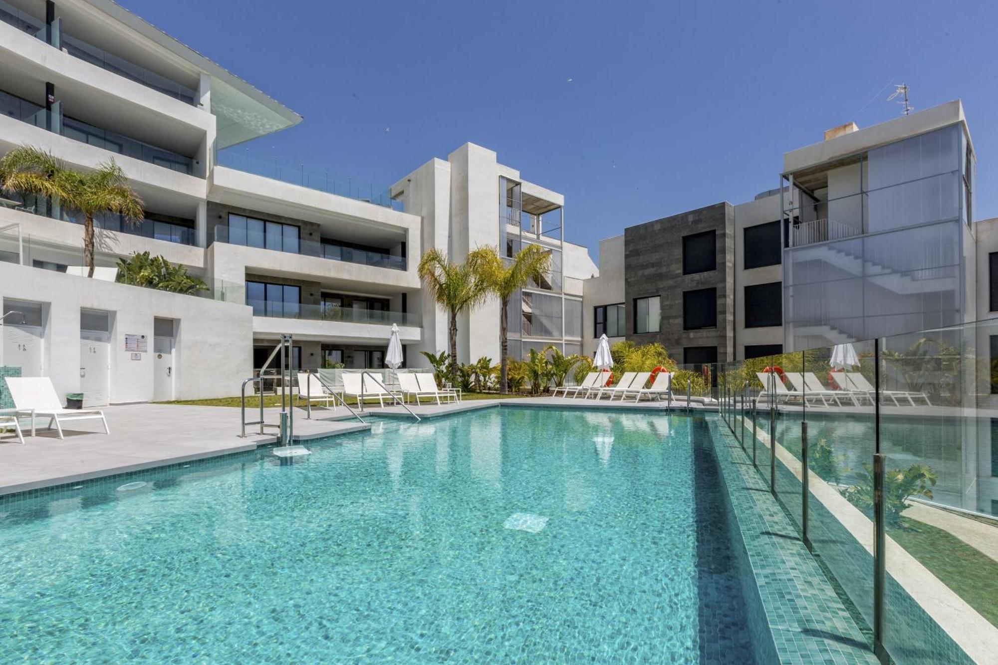 Vivi Homes - Luca Pool, Gym, & Sea View